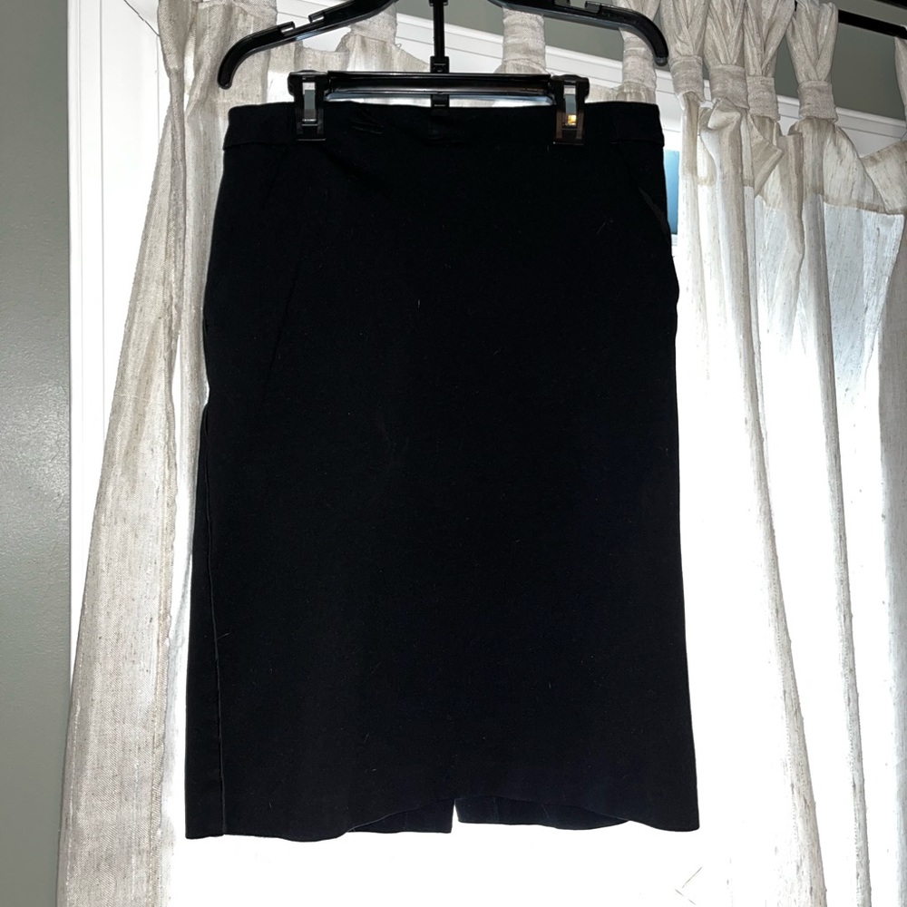Black fitted skirt